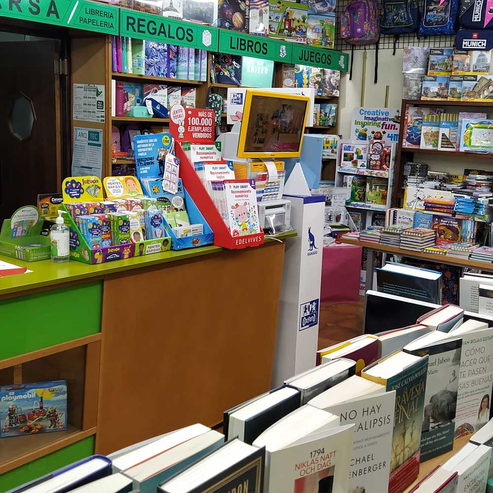 Fotografía del detalle de un mostrador de una librería rodeado de novelas y cuentos infantiles.